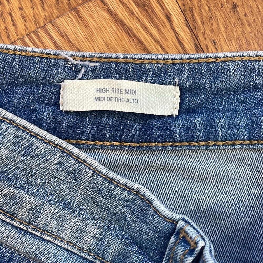 Women’s High Rise Midi Jean Shorts. Size 6/28. Like New Condition. - Picture 7 of 11